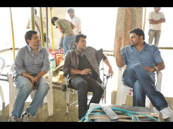 లొకేషన్ లో చెలరేగిపోయిన రామ్ చరణ్ (ఫోటోలు)