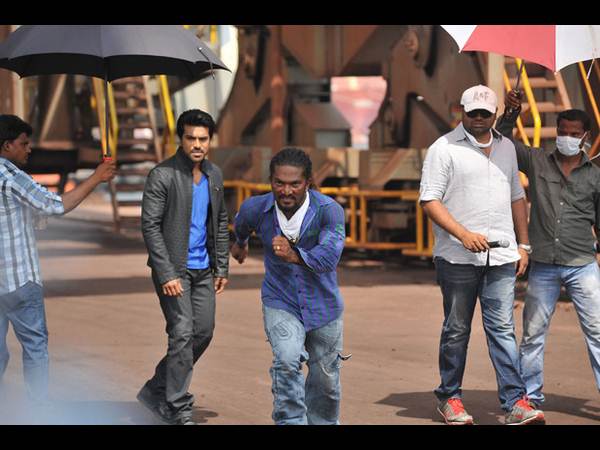 లొకేషన్ లో చెలరేగిపోయిన రామ్ చరణ్ (ఫోటోలు)