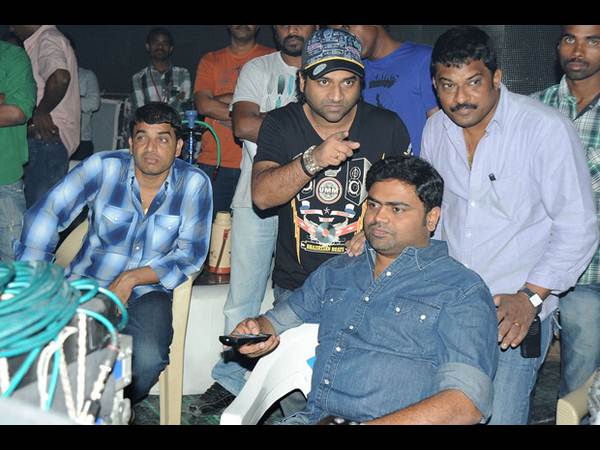 లొకేషన్ లో చెలరేగిపోయిన రామ్ చరణ్ (ఫోటోలు)