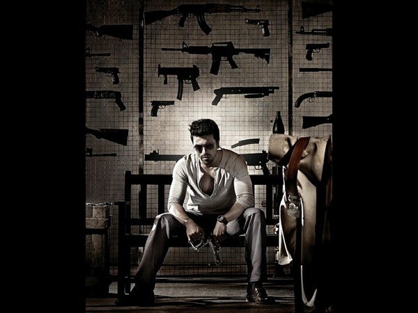 రామ్ చరణ్ ‘తుఫాన్’ ఫస్ట్ లుక్ (వాల్ పేపర్స్.....కేక)