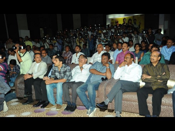 చరణ్‌పై ఈర్ష్య పుట్టింది, వాన్ని సాధించా : చిరు (ఫోటో ఫీచర్)