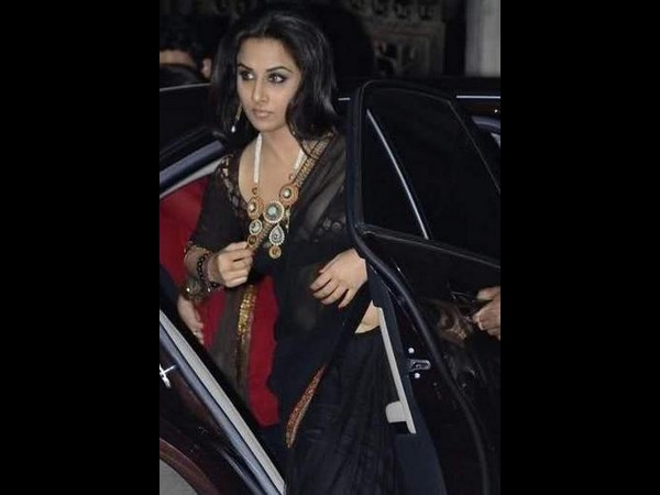 పబ్లిక్ లో హీరోయిన్స్ ...చీర జారిన వేళ (హాట్ ఫొటోలు)