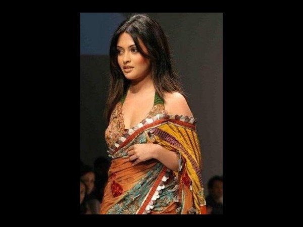 పబ్లిక్ లో హీరోయిన్స్ ...చీర జారిన వేళ (హాట్ ఫొటోలు)