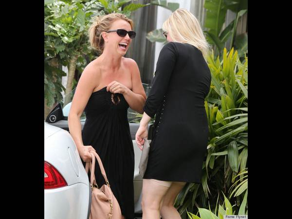 డ్రెస్సు జారుతోంది, బ్రా కూడా లేదు... సెక్సీలేడీ అగచాట్లు(ఫోటోస్)