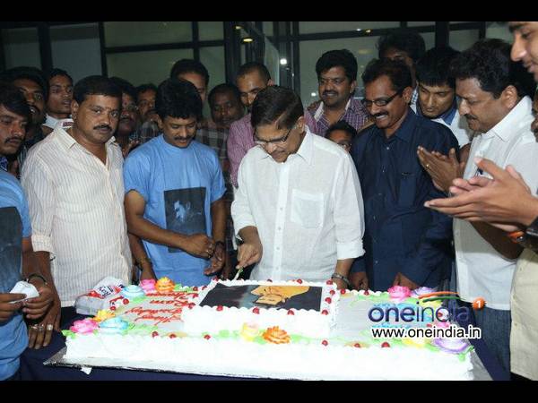 చెర్రీ బర్త్‌డే సెలబ్రేషన్స్@చిరంజీవి బ్లడ్ బ్యాంక్(ఫోటోలు)