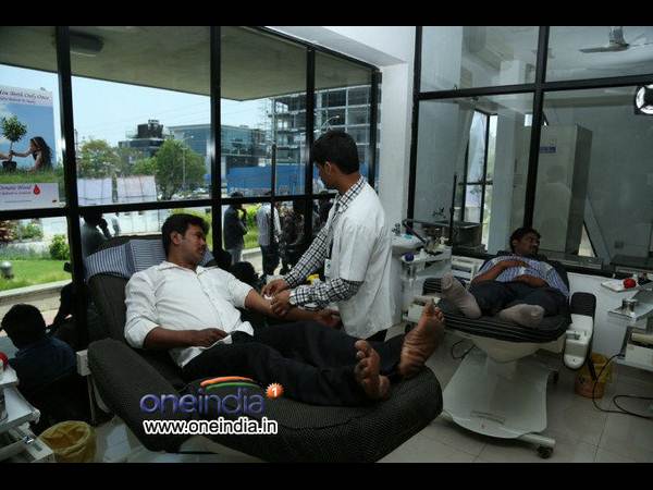 చెర్రీ బర్త్‌డే సెలబ్రేషన్స్@చిరంజీవి బ్లడ్ బ్యాంక్(ఫోటోలు)