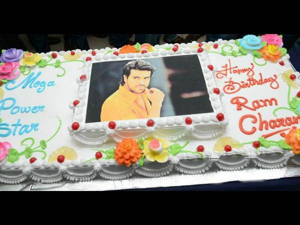 చెర్రీ బర్త్‌డే సెలబ్రేషన్స్@చిరంజీవి బ్లడ్ బ్యాంక్(ఫోటోలు)