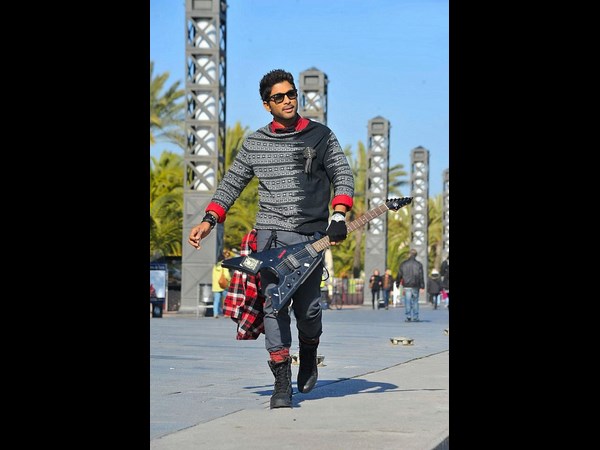 అల్లు అర్జున్ 'ఇద్దరు అమ్మాయిలతో....' (కొత్త లీక్డ్ ఫోటోలు)