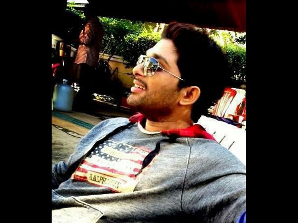 అల్లు అర్జున్ 'ఇద్దరు అమ్మాయిలతో....' (కొత్త లీక్డ్ ఫోటోలు)