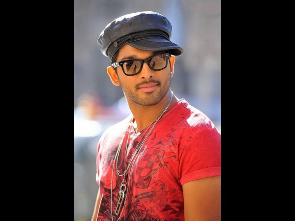 అల్లు అర్జున్ 'ఇద్దరు అమ్మాయిలతో....' (కొత్త లీక్డ్ ఫోటోలు)