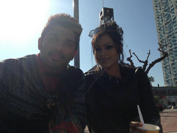 అల్లు అర్జున్ 'ఇద్దరు అమ్మాయిలతో....' (కొత్త లీక్డ్ ఫోటోలు)