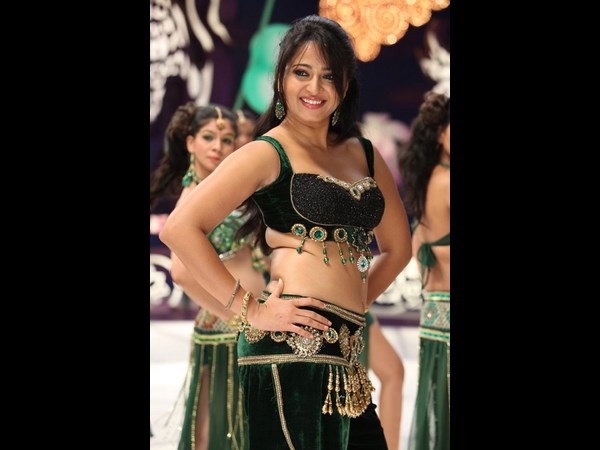 అనుష్కా...ఇంతలా చూపెడతే కుర్ర హీరోలు వెంటబడరా?(హాట్ ఫోటోలు) 