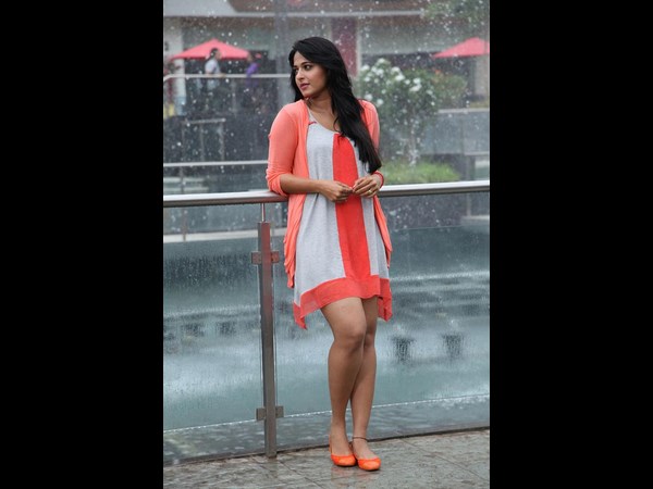 అనుష్కా...ఇంతలా చూపెడతే కుర్ర హీరోలు వెంటబడరా?(హాట్ ఫోటోలు) 