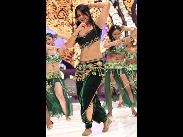 అనుష్కా...ఇంతలా చూపెడతే కుర్ర హీరోలు వెంటబడరా?(హాట్ ఫోటోలు) 