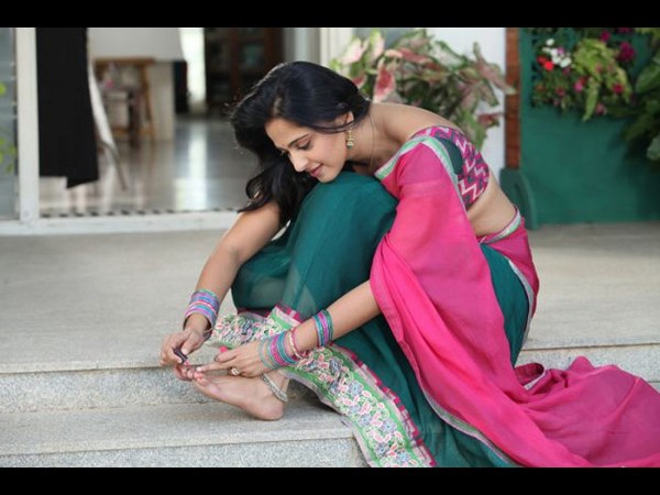 అనుష్కా...ఇంతలా చూపెడతే కుర్ర హీరోలు వెంటబడరా?(హాట్ ఫోటోలు) 