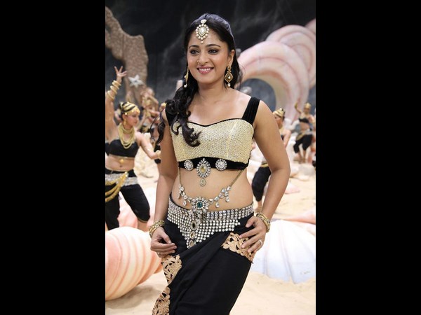అనుష్కా...ఇంతలా చూపెడతే కుర్ర హీరోలు వెంటబడరా?(హాట్ ఫోటోలు) 