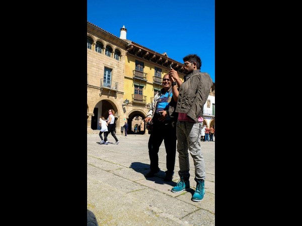 'ఇద్దరు అమ్మాయిలతో....' క్రేజీగా బన్నీ ఇలా (కొత్త ఫోటోలు)