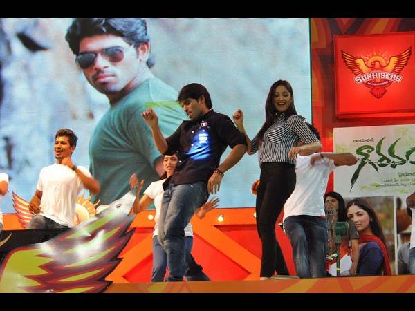 ఐపీఎల్ మ్యాచ్‌లో ‘గౌరవం’ ఆడియో రిలీజ్...(ఫోటోలతో)