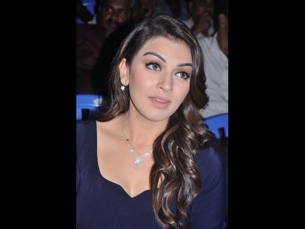 హద్దుల్లేని ఎక్సపోజింగ్... తొడలు కనపడేలా హన్సిక (ఫోటోలు)