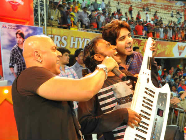 ఐపీఎల్ మ్యాచ్‌లో సుశాంత్-బాబా సెహగల్ షో...(ఫోటోలు)