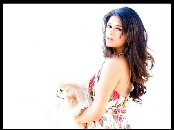 శ్రద్ధా దాస్ హాట్ అండ్ సెక్సీగా... (ఫోటోలు)