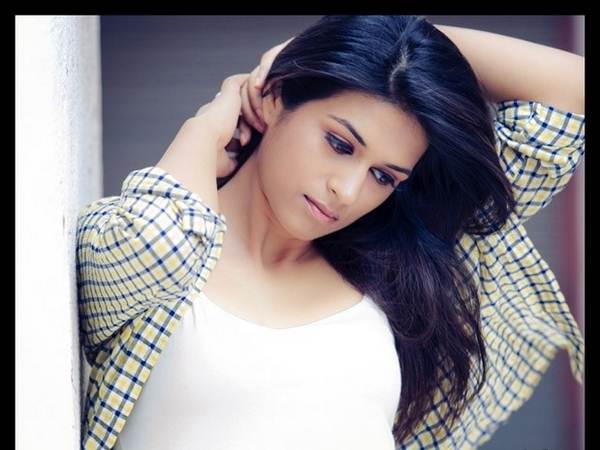 శ్రద్ధా దాస్ హాట్ అండ్ సెక్సీగా... (ఫోటోలు)