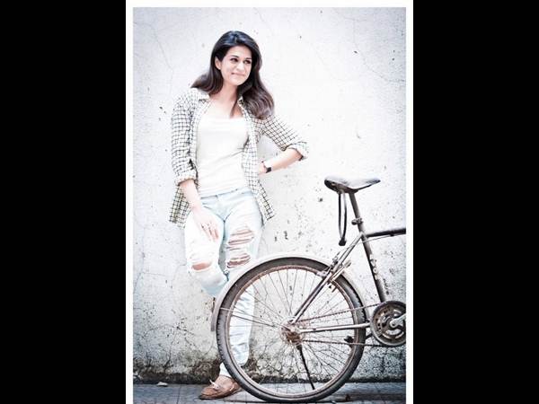 శ్రద్ధా దాస్ హాట్ అండ్ సెక్సీగా... (ఫోటోలు)