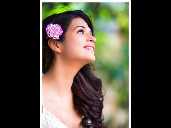 శ్రద్ధా దాస్ హాట్ అండ్ సెక్సీగా... (ఫోటోలు)