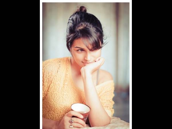 శ్రద్ధా దాస్ హాట్ అండ్ సెక్సీగా... (ఫోటోలు)