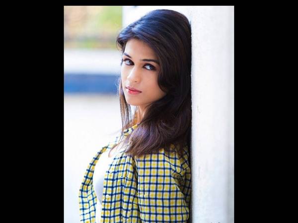 శ్రద్ధా దాస్ హాట్ అండ్ సెక్సీగా... (ఫోటోలు)