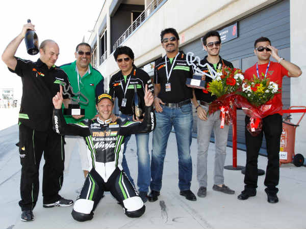 మహి రేసింగ్ టీంతో నాగ్, అఖిల్, అమల సెలబ్రేషన్స్ (ఫోటోలు)