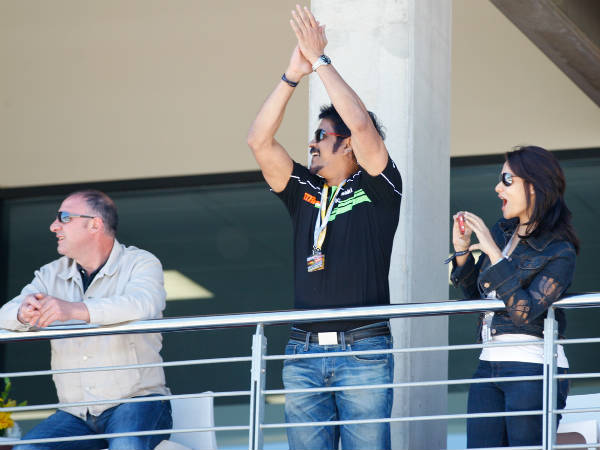 మహి రేసింగ్ టీంతో నాగ్, అఖిల్, అమల సెలబ్రేషన్స్ (ఫోటోలు)