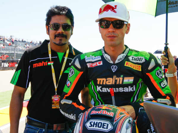 మహి రేసింగ్ టీంతో నాగ్, అఖిల్, అమల సెలబ్రేషన్స్ (ఫోటోలు)