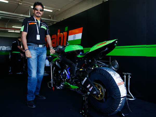 మహి రేసింగ్ టీంతో నాగ్, అఖిల్, అమల సెలబ్రేషన్స్ (ఫోటోలు)