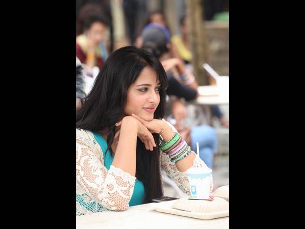 బొద్దుగా ఉన్నా ముద్దొస్తున్న సెక్సీ అనుష్క(న్యూ హాట్ ఫోటోస్)