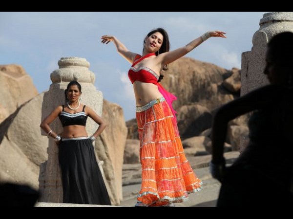 అదీ తమన్నా 'తడాఖా' (హాట్ గా రెచ్చిపోయిన ఫోటోలు