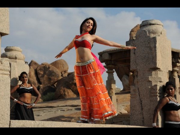 అదీ తమన్నా 'తడాఖా' (హాట్ గా రెచ్చిపోయిన ఫోటోలు