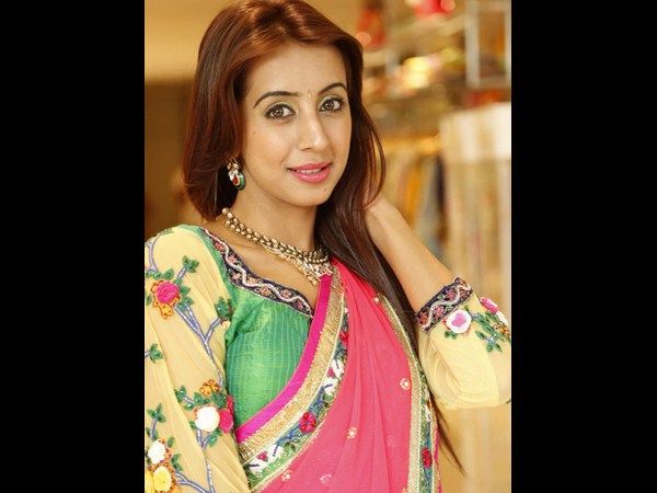 సంజన బొడ్డు అందాలు(ఫోటోలు)