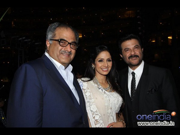 శ్రీదేవి ‘పద్మశ్రీ’ పార్టీ, సెక్సీ లుక్‌తో జాహ్నవి (ఫోటోలు)