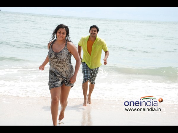 ‘మిడత’లో మిసమిసలాడుతున్న నమిత (ఫోటోలు)