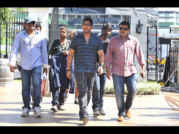 'ఇద్దరమ్మాయిలతో' హీరో,డైరక్టర్ కలిసి...( లీకెడ్ ఫోటోలు)