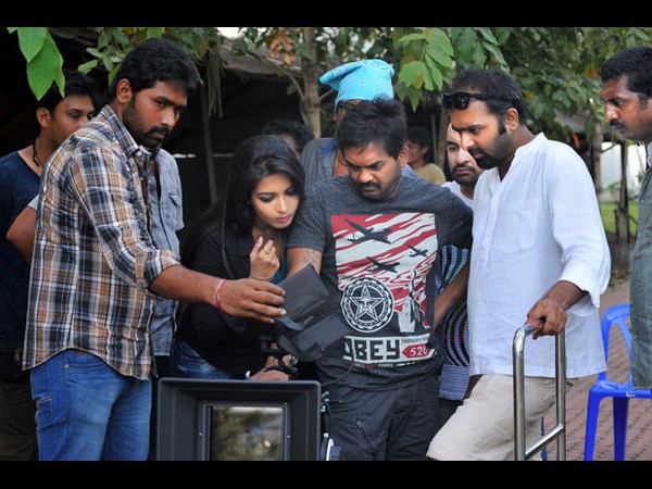 'ఇద్దరమ్మాయిలతో' హీరో,డైరక్టర్ కలిసి...( లీకెడ్ ఫోటోలు)