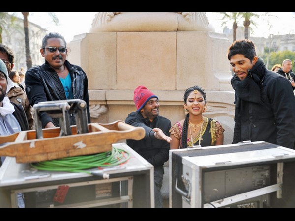 'ఇద్దరమ్మాయిలతో' హీరో,డైరక్టర్ కలిసి...( లీకెడ్ ఫోటోలు)