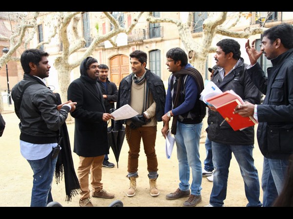 'ఇద్దరమ్మాయిలతో' హీరో,డైరక్టర్ కలిసి...( లీకెడ్ ఫోటోలు)