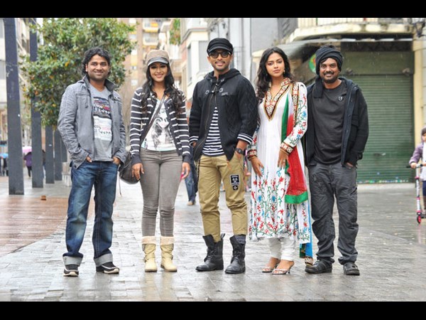 'ఇద్దరమ్మాయిలతో' హీరో,డైరక్టర్ కలిసి...( లీకెడ్ ఫోటోలు)