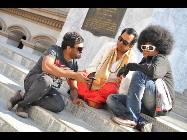 'ఇద్దరమ్మాయిలతో' హీరో,డైరక్టర్ కలిసి...( లీకెడ్ ఫోటోలు)