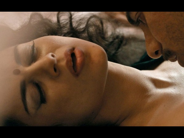 బెడ్రూం సీన్లు మరీ ఇంత హాటుగానా..? (ఫోటోలు)