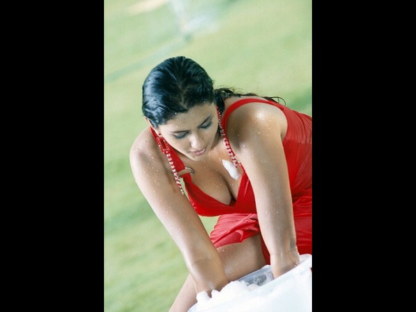 వాషింగ్ కాదు...హీరోయిన్ల అందాల ఆరబోత (ఫోటోలు)