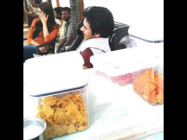 లొకేషన్లో...పవన్, సమంత, ప్రణీత, మిర్చి మదర్ (ఫోటోలు)