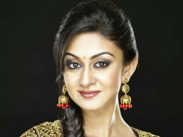 డిమాండ్ చేస్తే ముద్దుకు ఓకే, స్టార్ కిడ్ ఐశ్వర్య (ఫోటోలు)